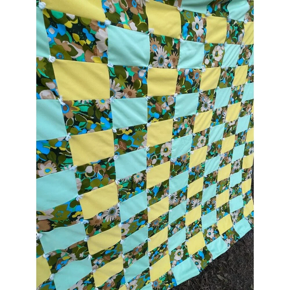 Vintage 1960s Groovy Floral Patchwork Tied Quilt 75x68" - Picture 13 of 16